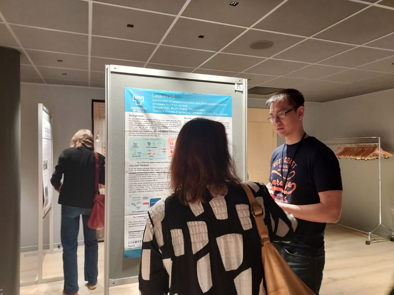 Picture of Zhongfei Ren presenting his poster at the NORDORCS 2022 conference